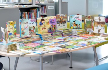 Korean books in teh library of Wroclaw International School