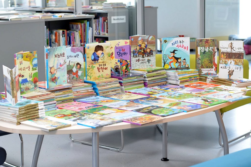 Korean books in teh library of Wroclaw International School